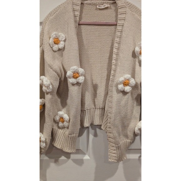 New in Cream Knit Daisy Cardigan Sweater Size S Puffy Daisy Applique Whimsical - Picture 3 of 9